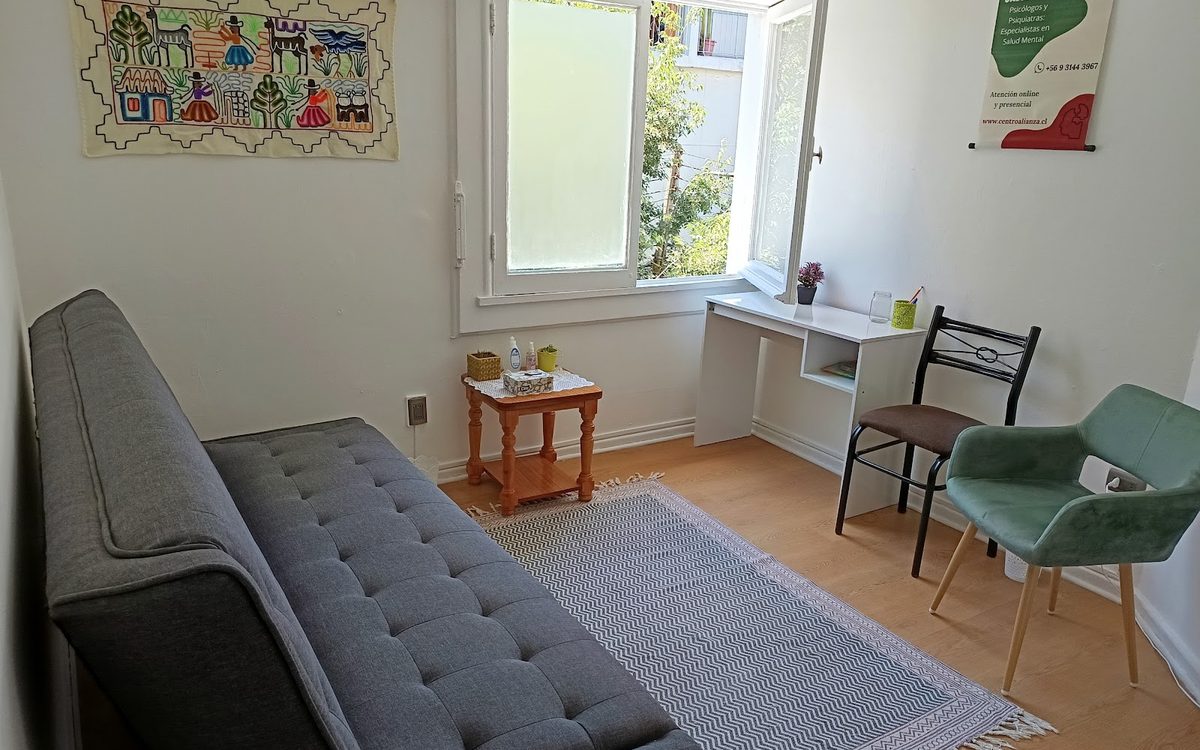 Sala de atención presencial de Centro de Salud Alianza en Providencia